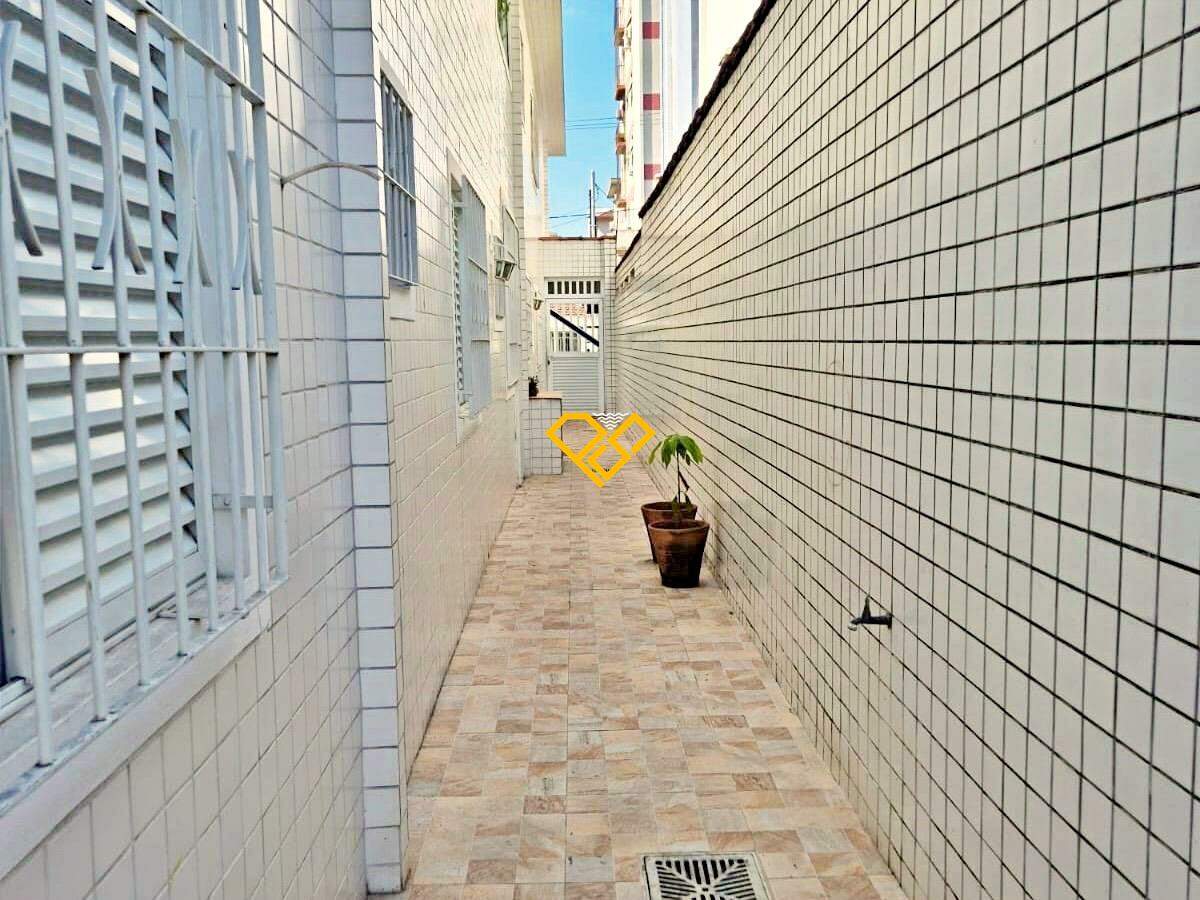 Sobreposta Baixa à venda no Embaré: Quintal lateral
