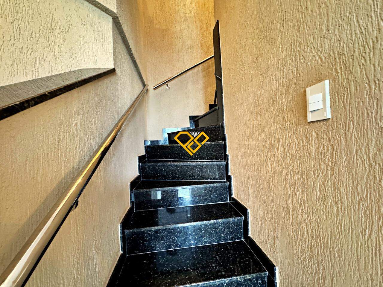 Cobertura à venda no Campo Grande: Escada