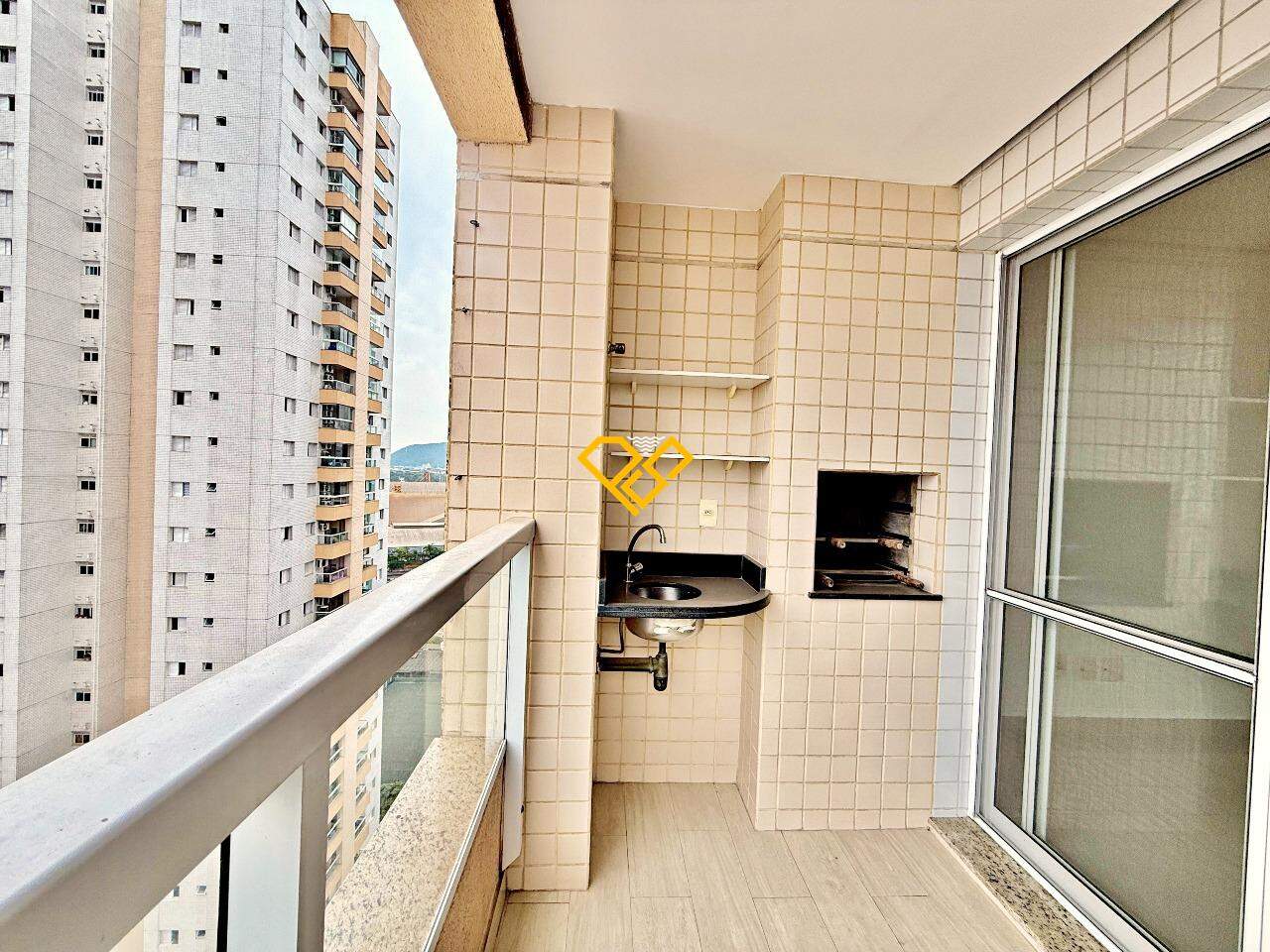 Apartamento à venda no Ponta da Praia: Varanda com churrasqueira