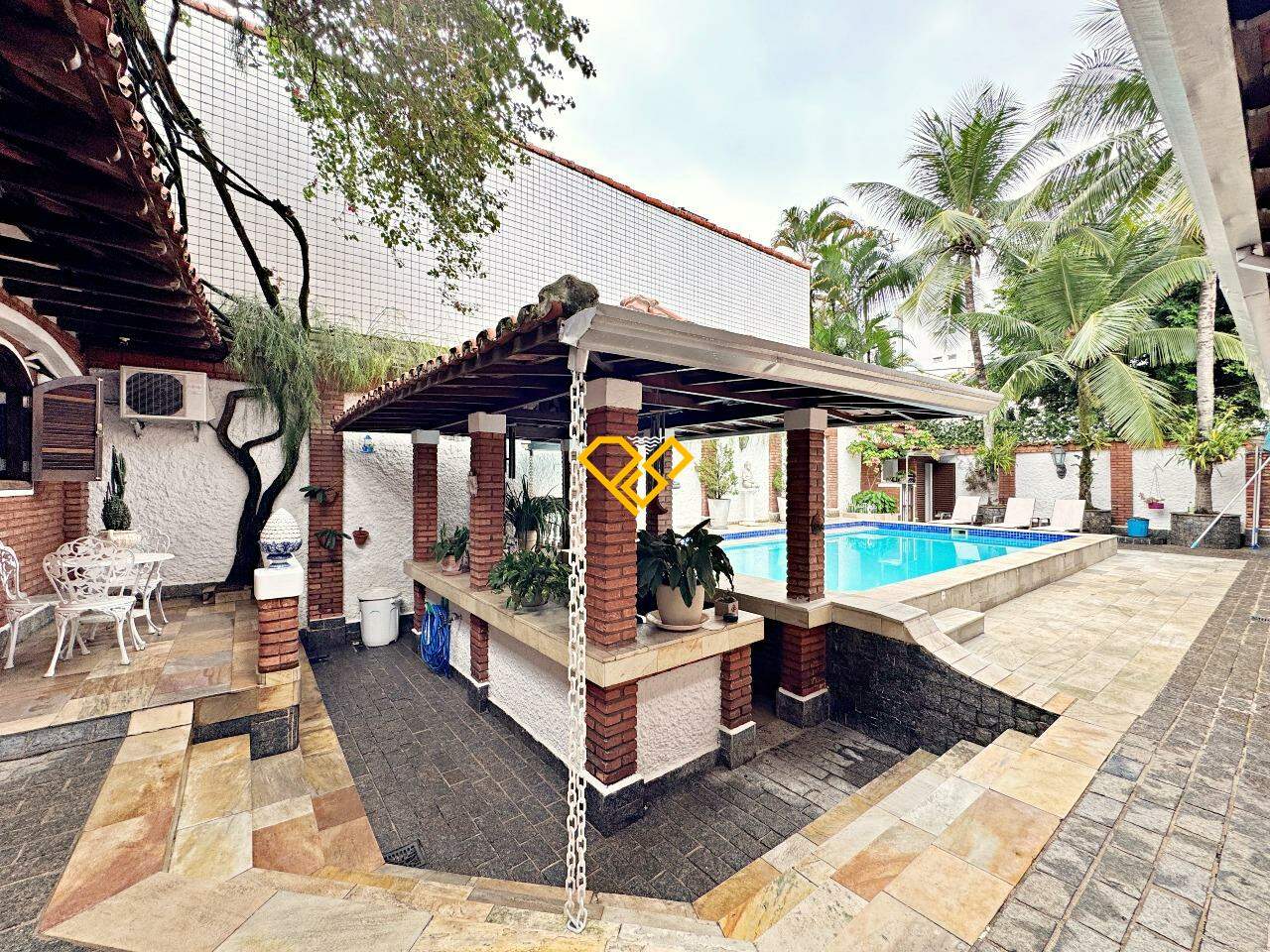 Casa à venda no Ponta da Praia: Piscina e espaço gourmet