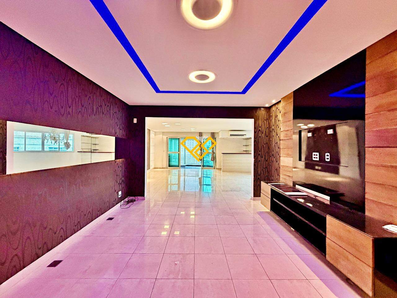 Apartamento para aluguel no Ponta da Praia: Sala de tv e cinema
