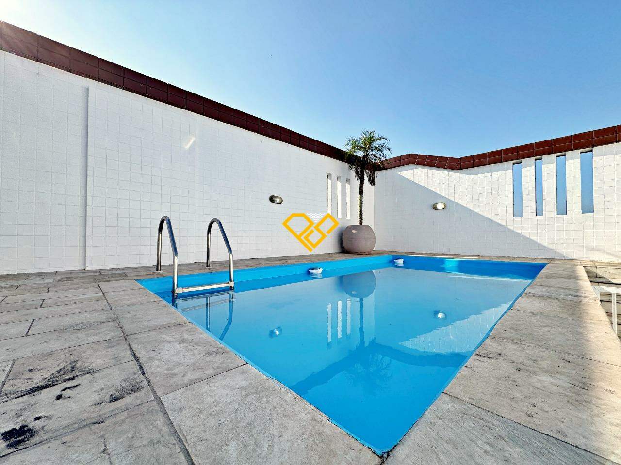 Cobertura à venda no Embaré: Piscina