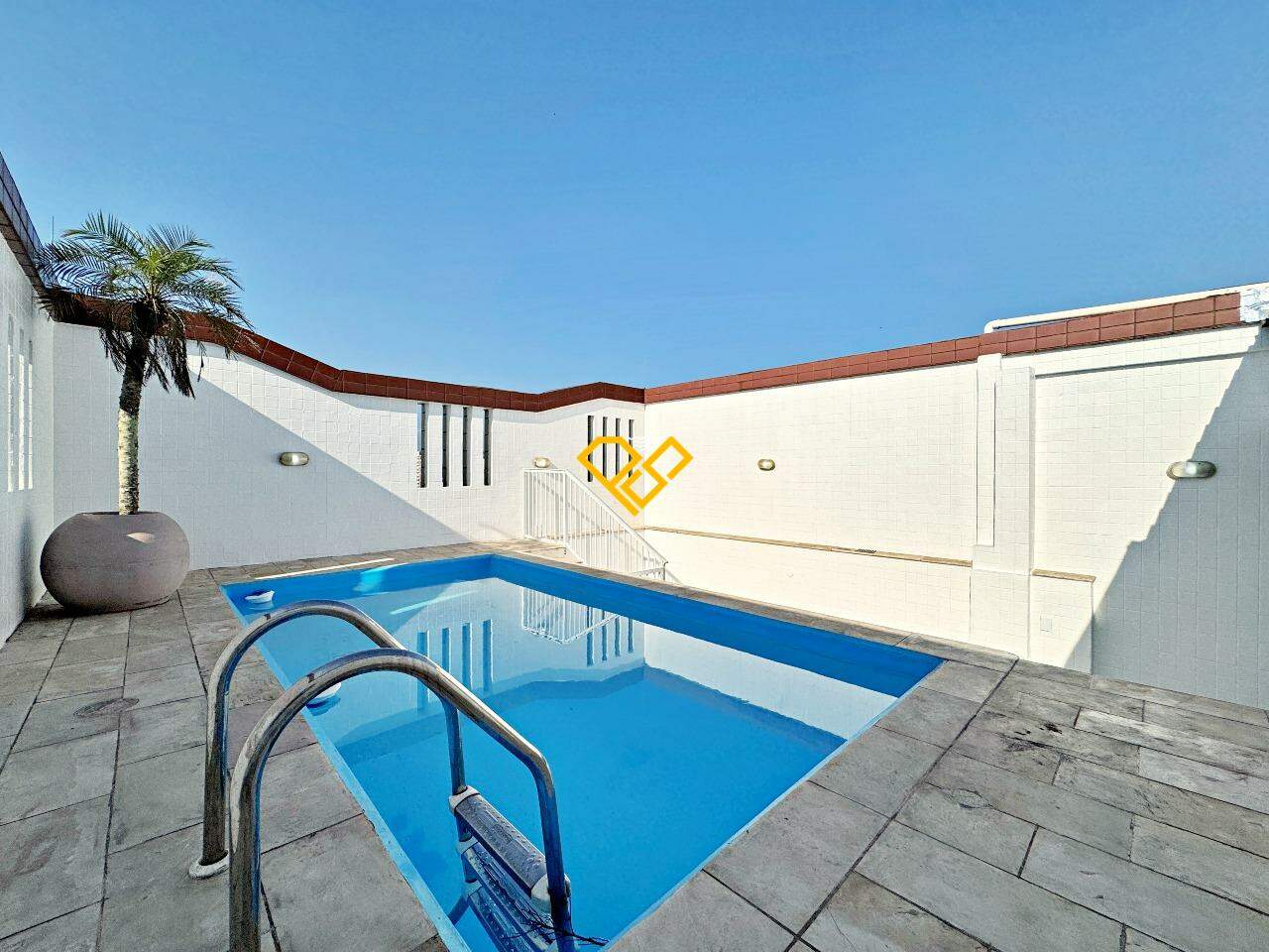 Cobertura à venda no Embaré: Piscina
