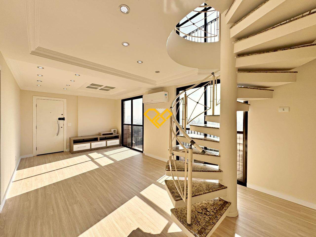 Cobertura à venda no Embaré: Sala 1º piso