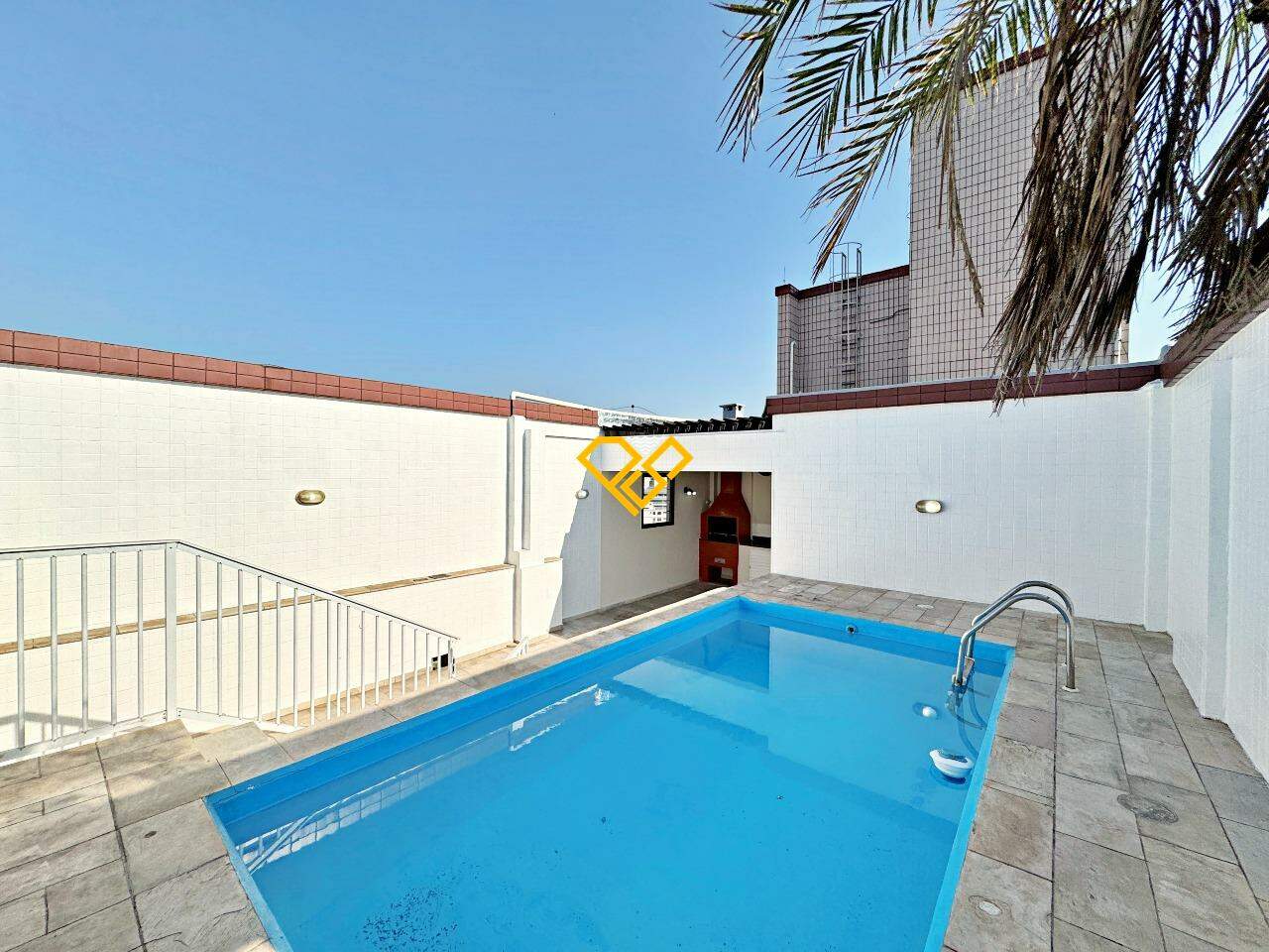 Cobertura à venda no Embaré: Piscina