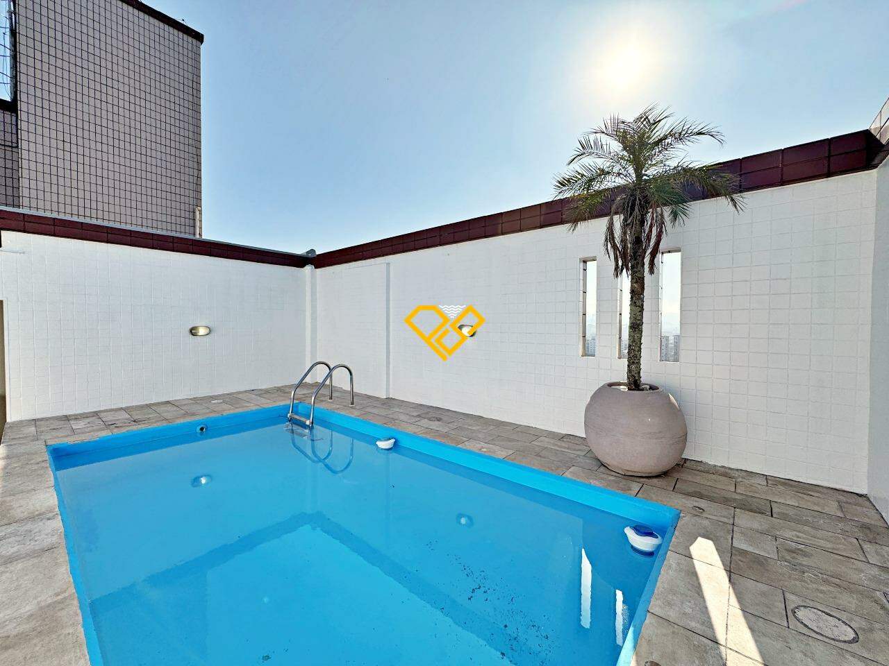 Cobertura à venda no Embaré: Piscina