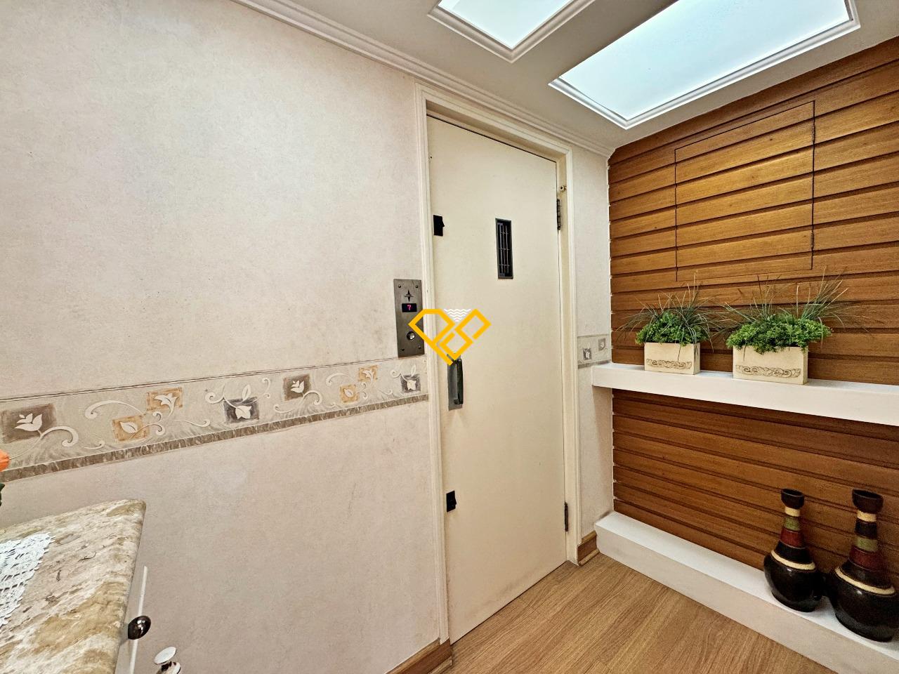 Apartamento à venda no Ponta da Praia: Elevador privativo