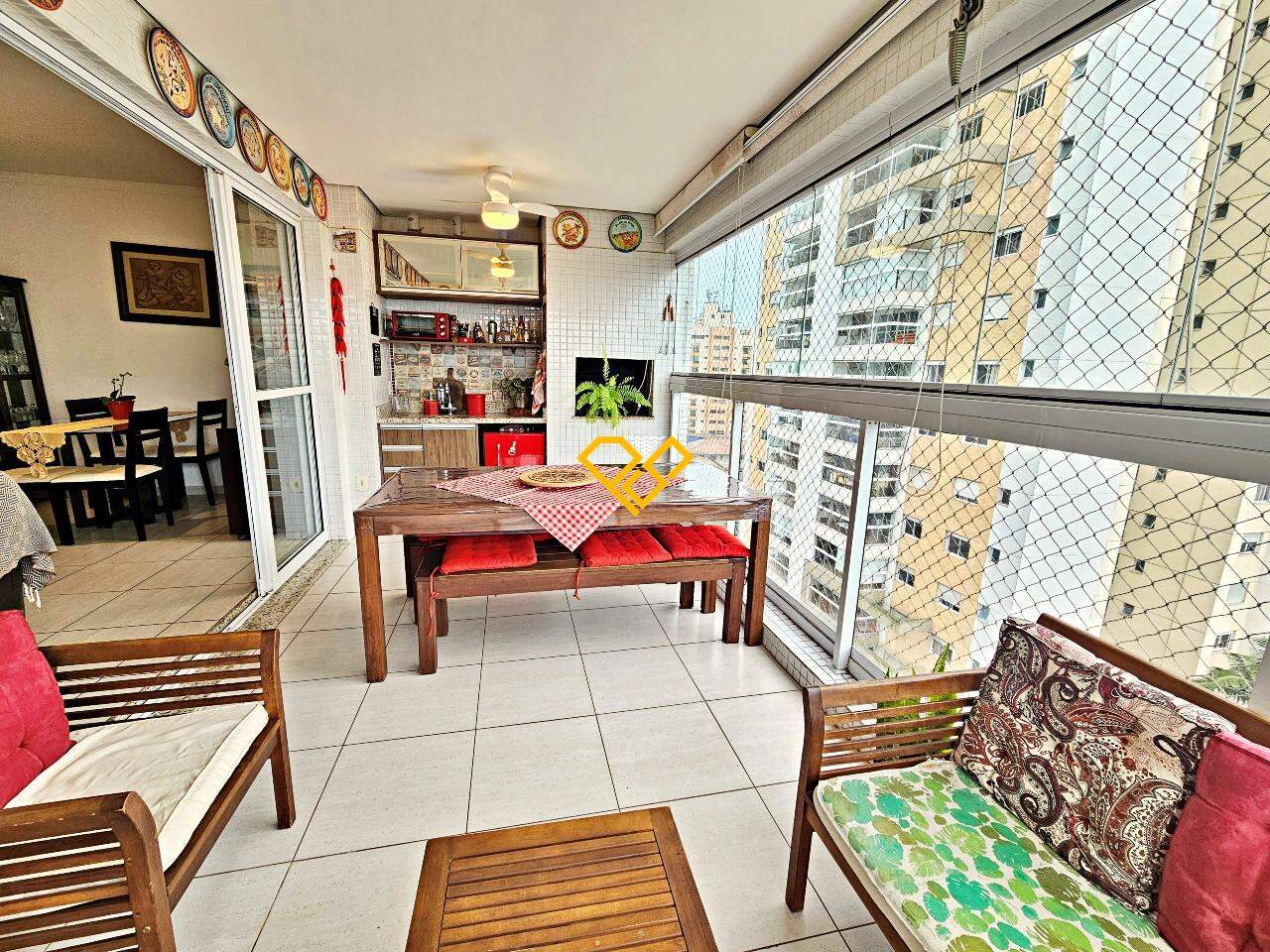 Apartamento à venda no Ponta da Praia: Varanda com churrasqueira