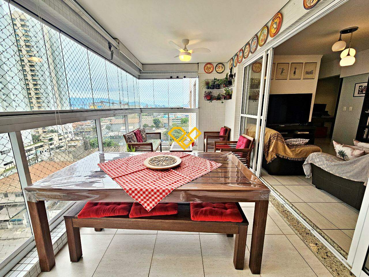 Apartamento à venda no Ponta da Praia: Varanda com churrasqueira