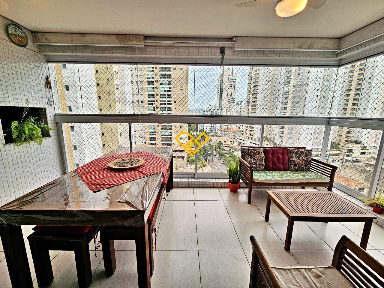 Apartamento à venda no Ponta da Praia: Varanda com churrasqueira