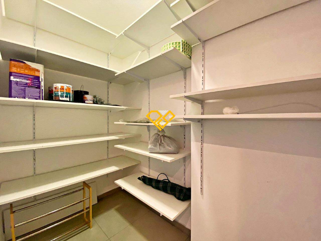 Apartamento à venda no Embaré: Despensa
