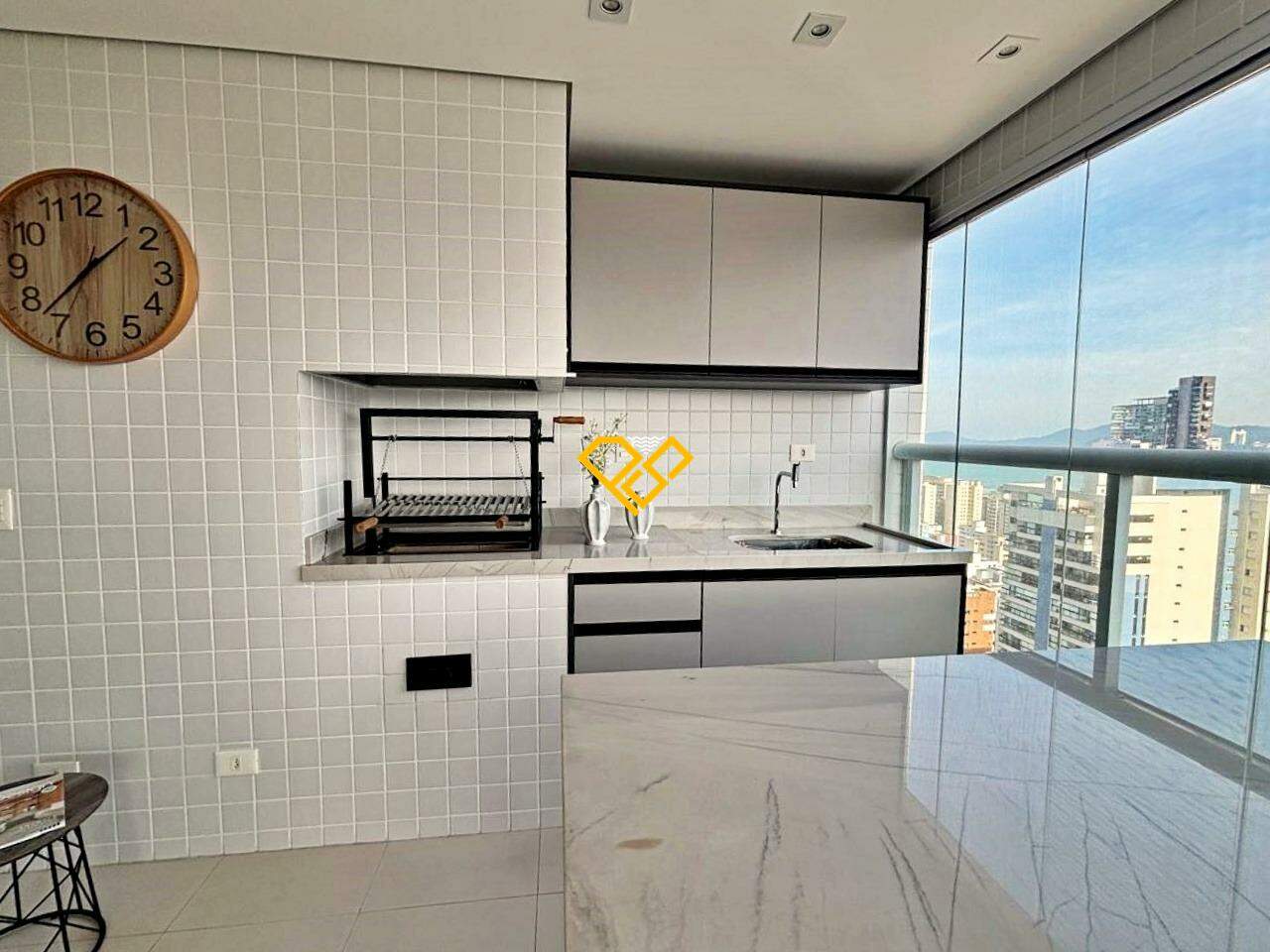 Apartamento à venda no Gonzaga: Varanda com churrasqueira