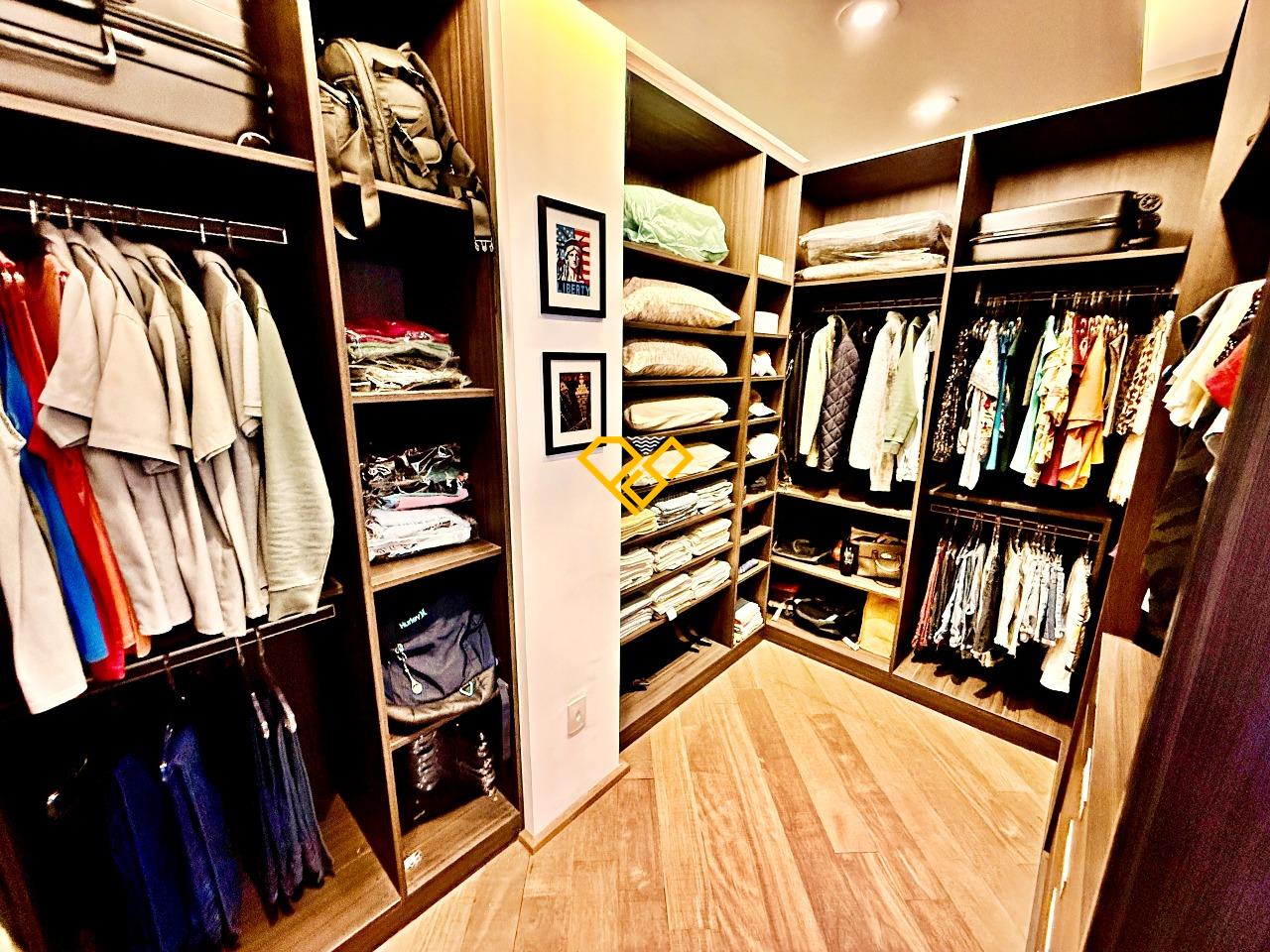 Apartamento à venda no Embaré: Suíte 1 - closet