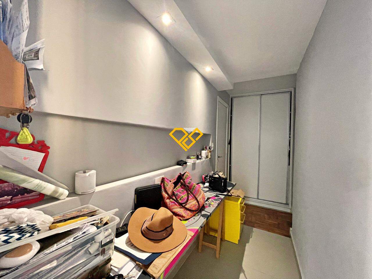 Apartamento para aluguel no José Menino: Dependência - escritório