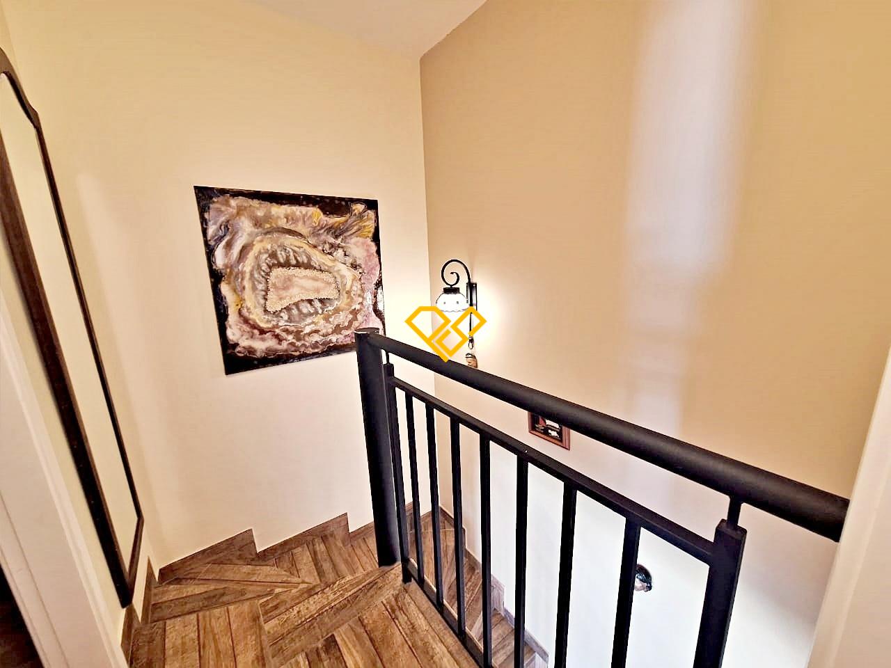 Apartamento Duplex à venda no José Menino: Acesso ao segundo andar