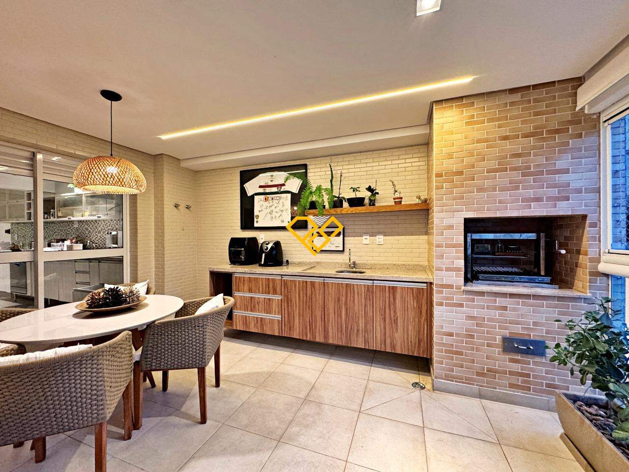 Apartamento à venda no Embaré: Varanda com churrasqueira