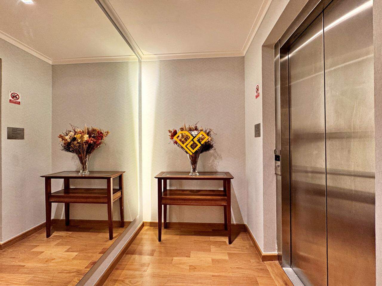 Apartamento à venda no Embaré: Hall privativo