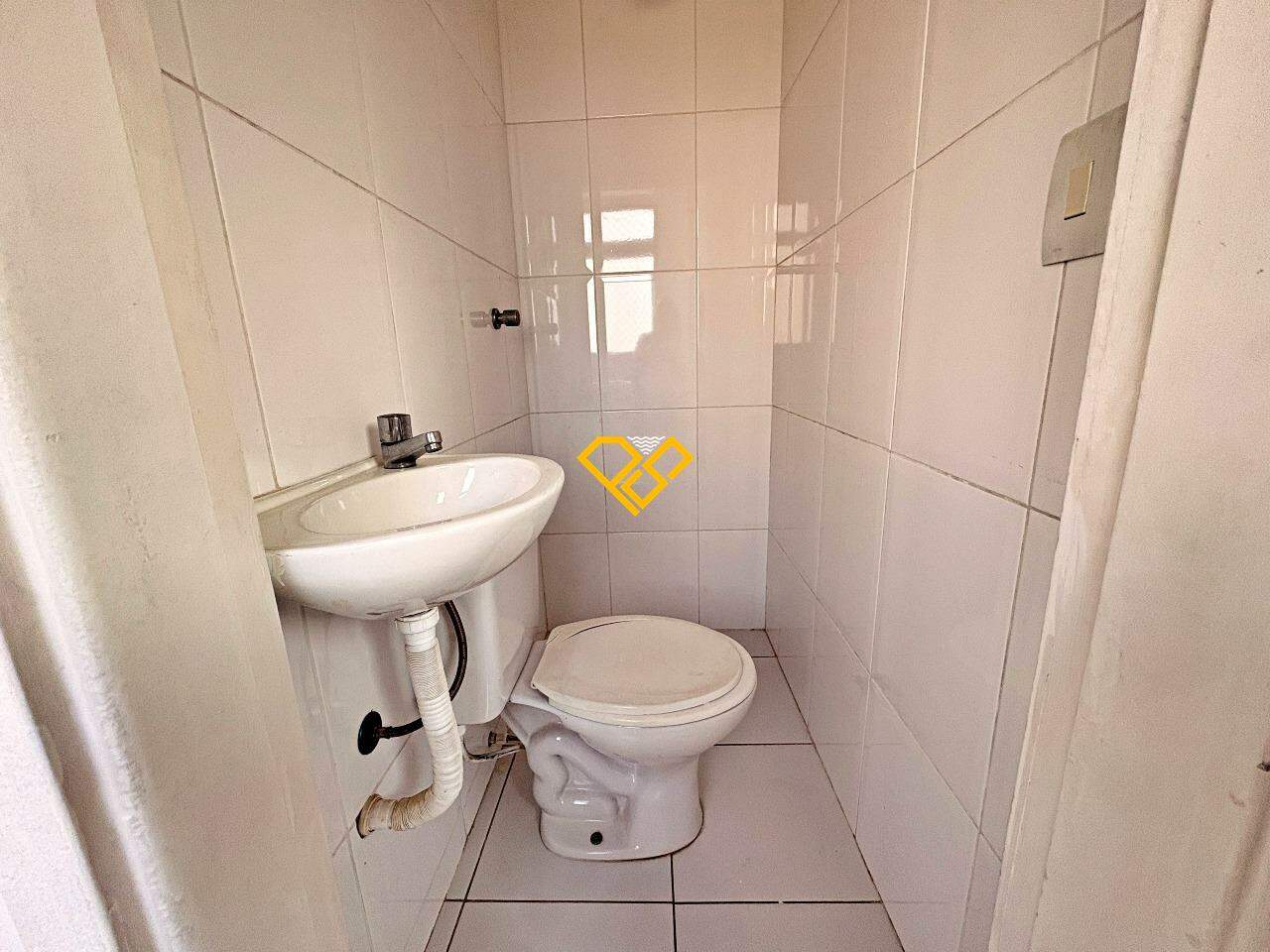 Cobertura para aluguel no Embaré: Wc de serviço