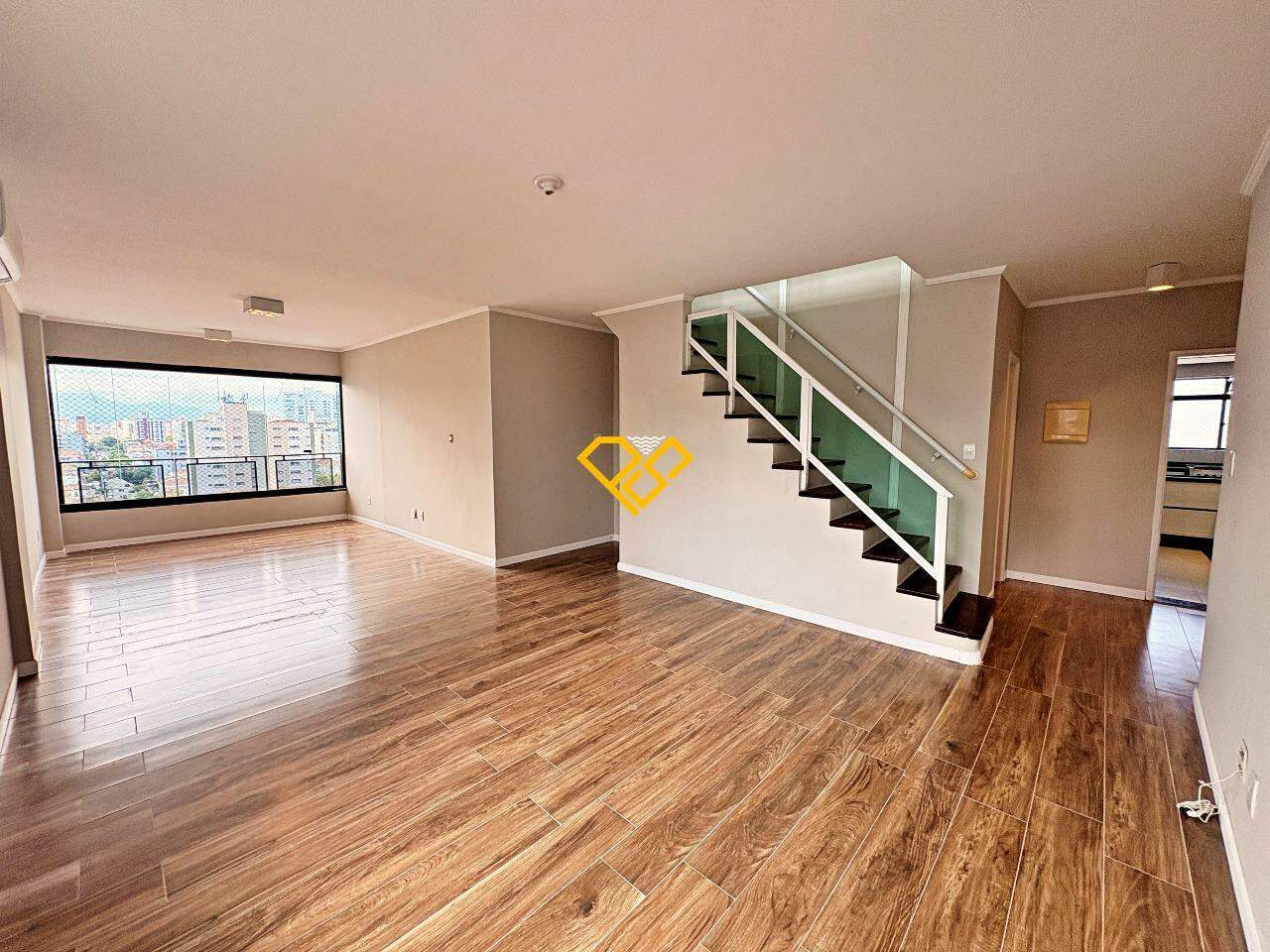 Cobertura para aluguel no Embaré: Sala 1° piso