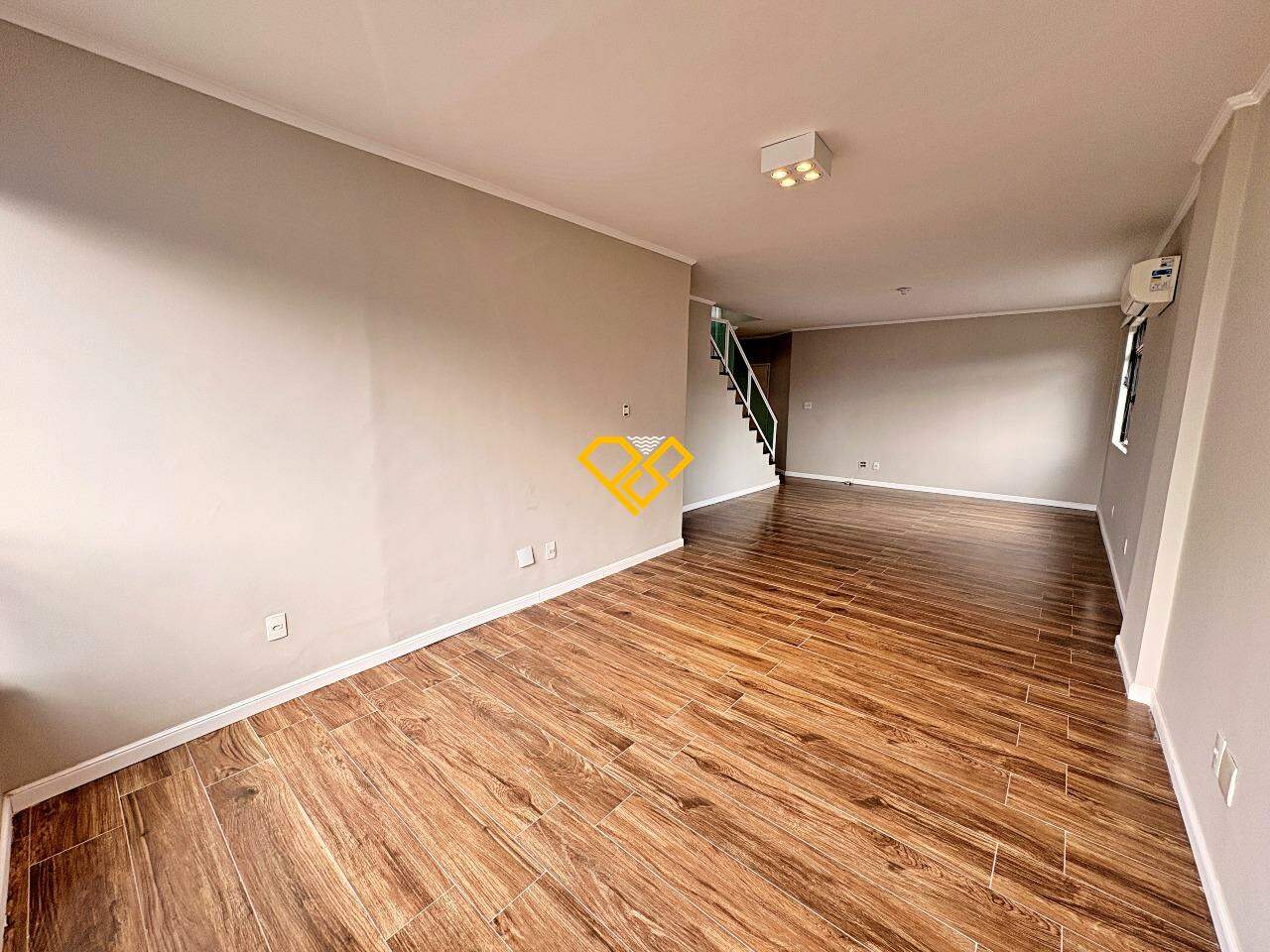Cobertura para aluguel no Embaré: Sala 1° piso