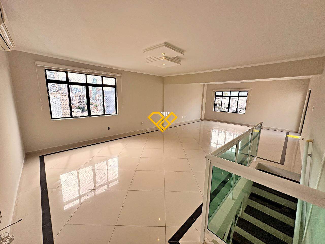 Cobertura para aluguel no Embaré: Sala 2° piso