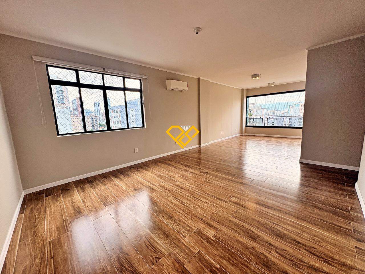 Cobertura para aluguel no Embaré: Sala 1° piso