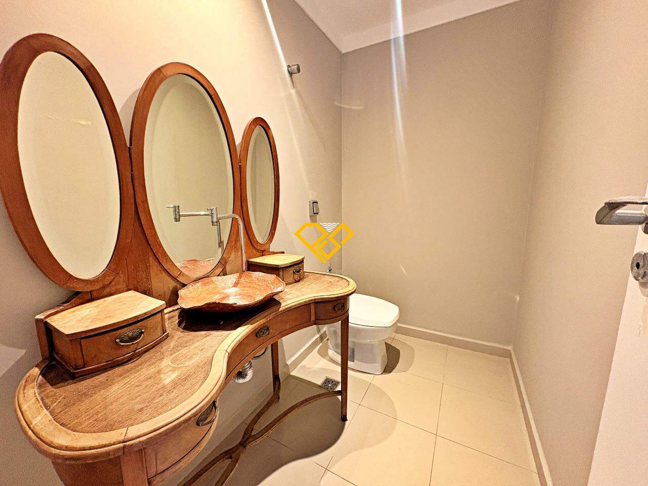 Cobertura para aluguel no Embaré: Lavabo