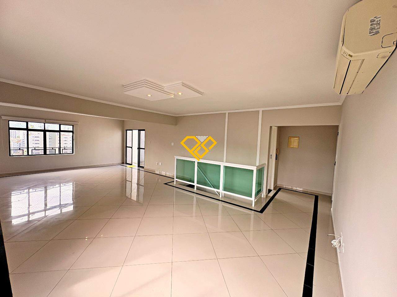 Cobertura para aluguel no Embaré: Sala 2° piso
