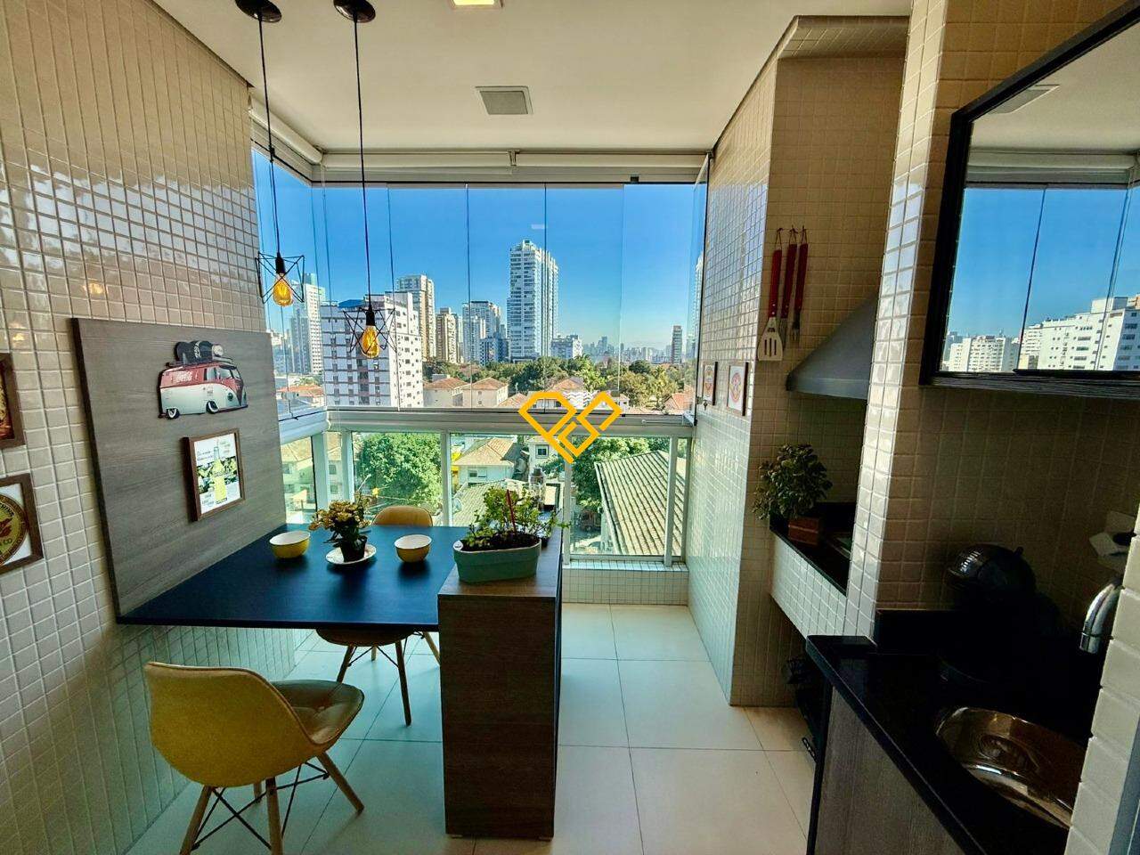 Apartamento à venda no Ponta da Praia: Varanda com churrasqueira