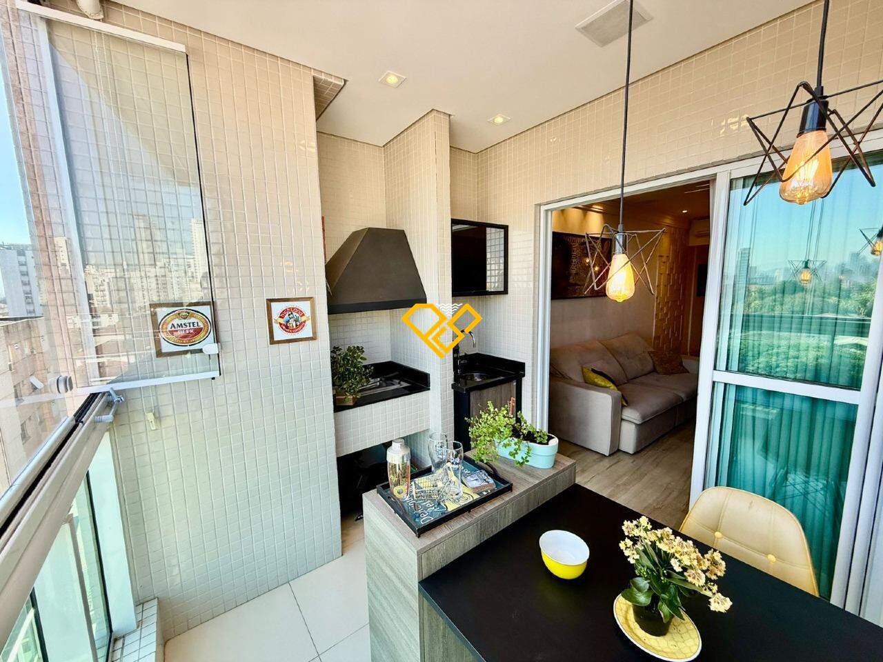 Apartamento à venda no Ponta da Praia: Varanda com churrasqueira
