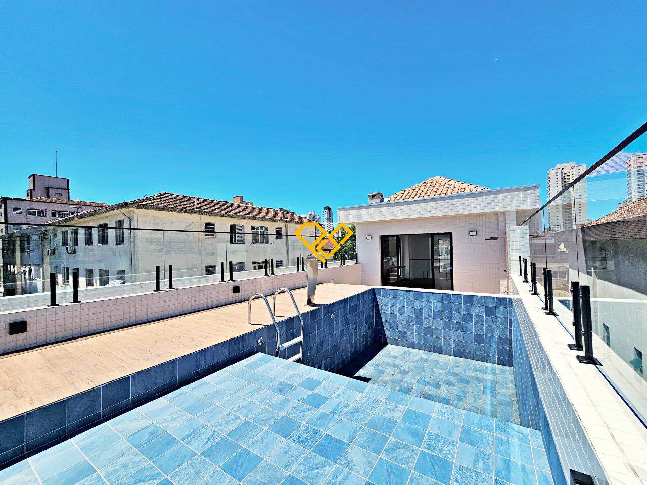 Sobreposta Alta à venda no Embaré: Piscina