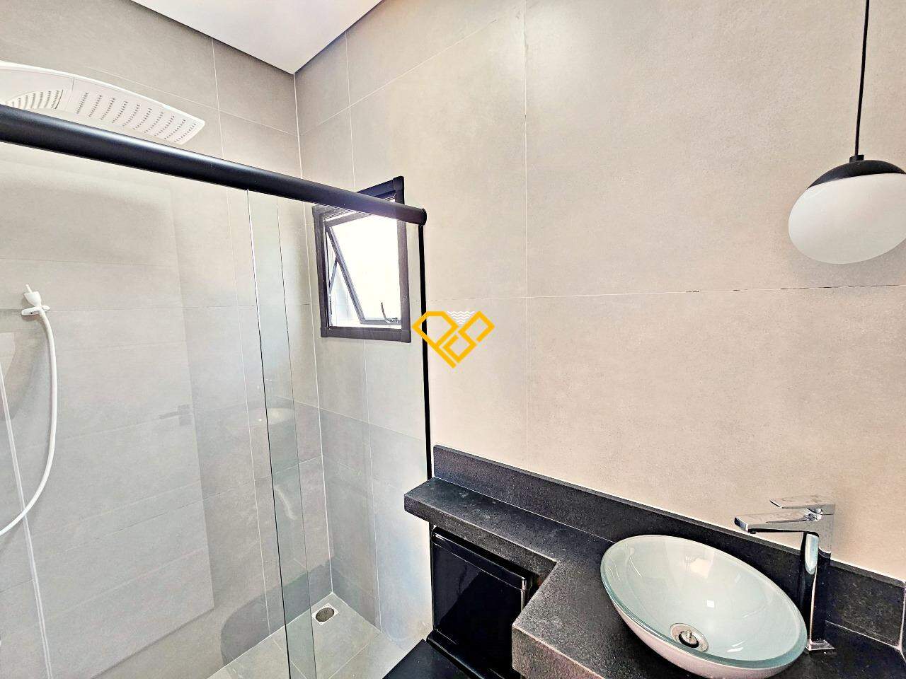 Sobreposta Alta à venda no Embaré: Lavabo piscina