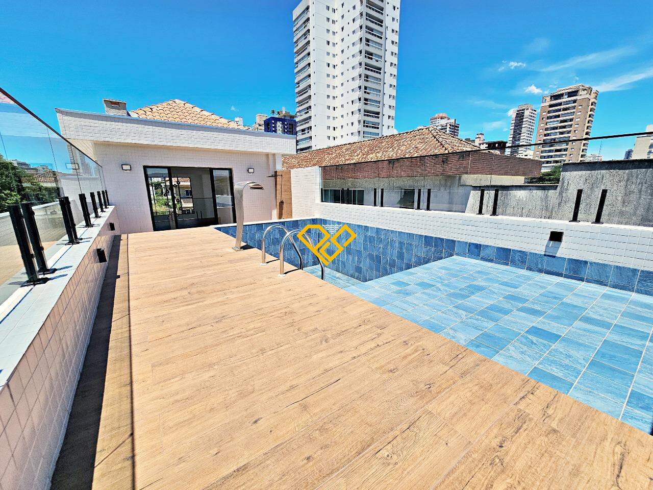Sobreposta Alta à venda no Embaré: Piscina