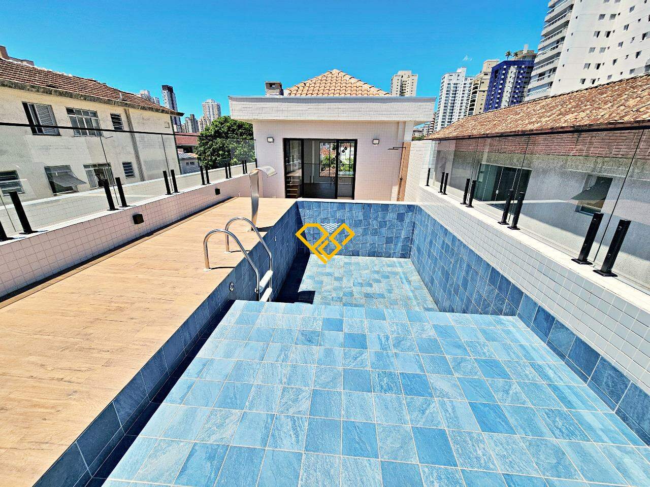 Sobreposta Alta à venda no Embaré: Piscina
