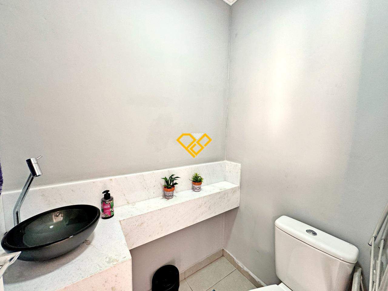 Casa à venda no Ponta da Praia: Lavabo apoio área Gourmet