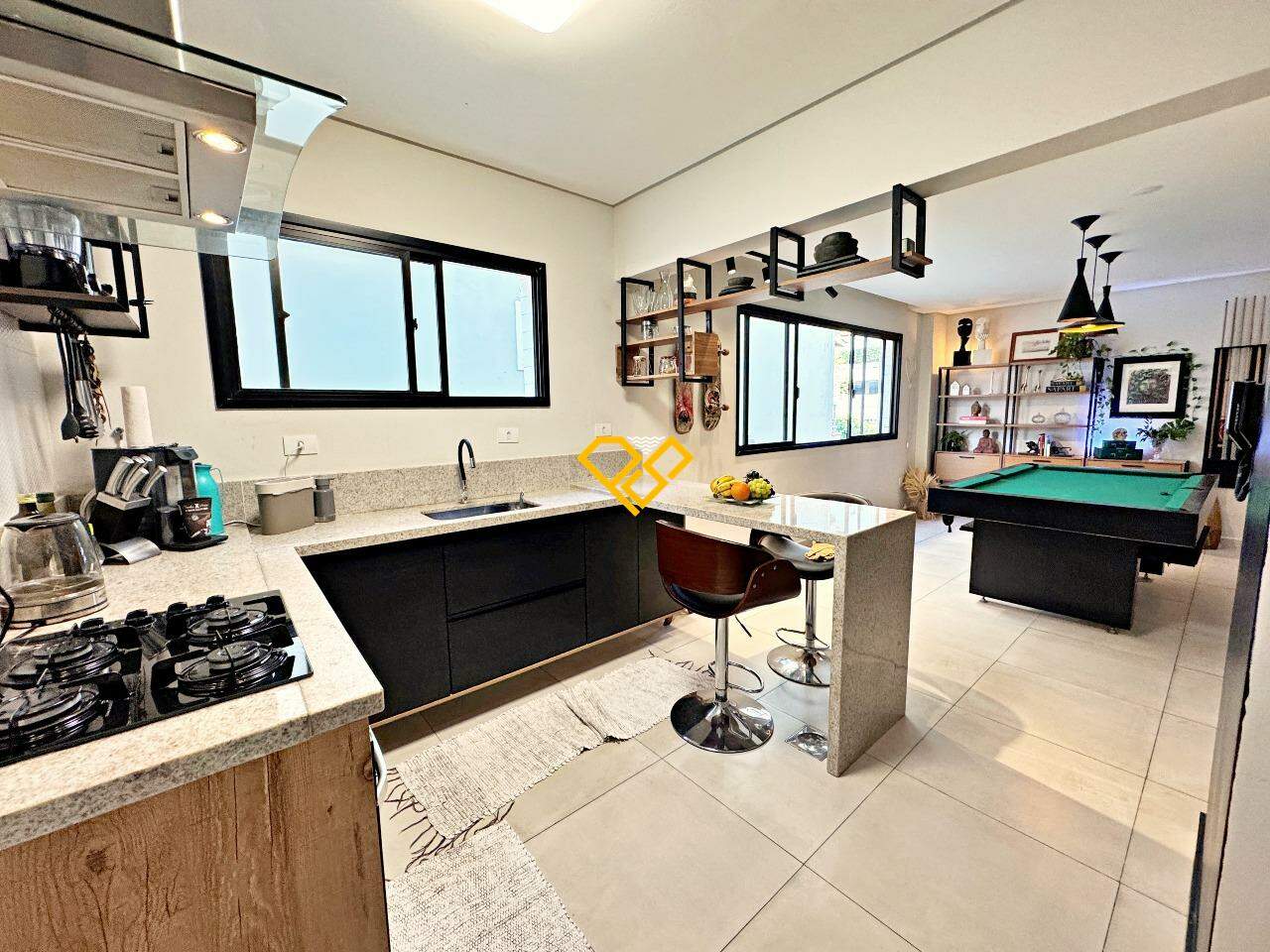 Casa à venda no Ponta da Praia: Sala e cozinha