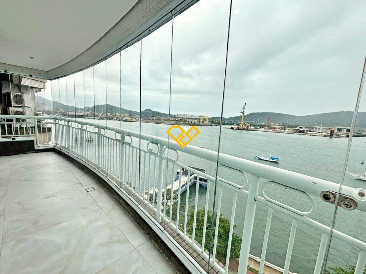 Apartamento para aluguel no Ponta da Praia: Varanda