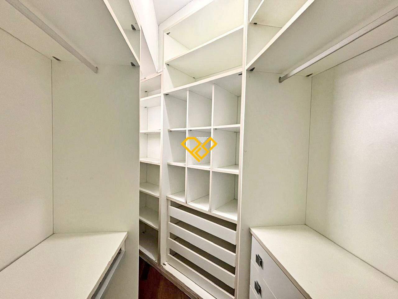 Apartamento para aluguel no Ponta da Praia: Suíte 1 - closet
