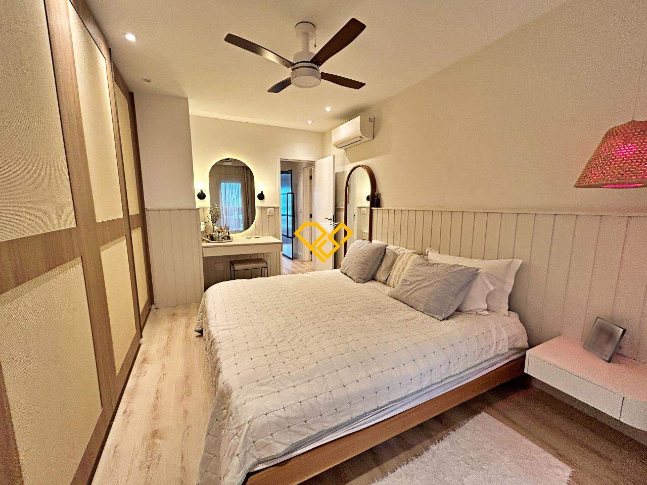 Apartamento à venda no Ponta da Praia: Suíte 1