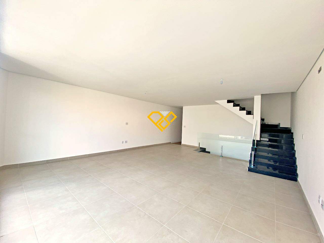 Sobreposta Alta à venda no Embaré: Sala 1° piso