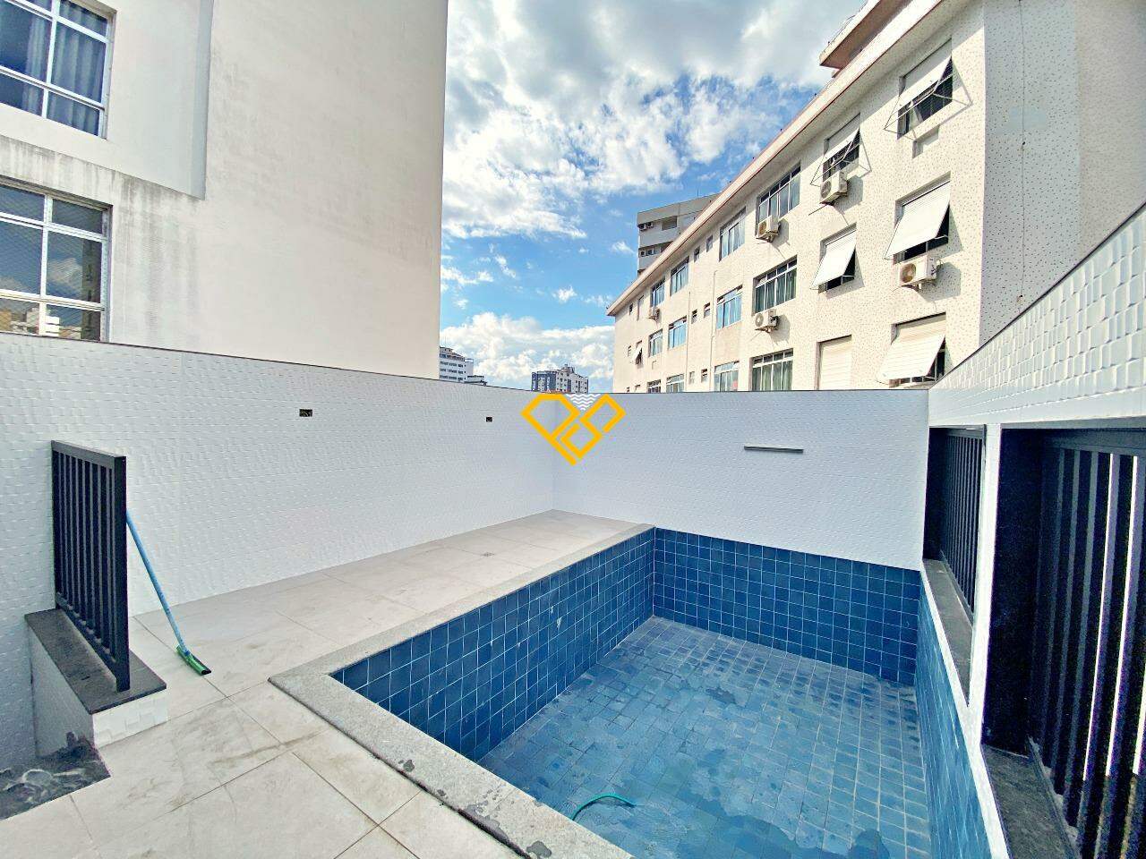 Sobreposta Alta à venda no Embaré: Piscina