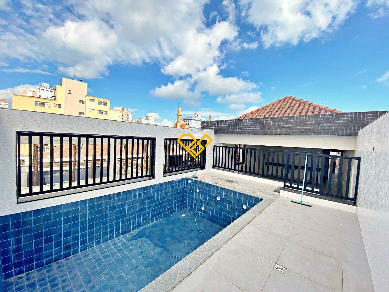 Sobreposta Alta à venda no Embaré: Piscina
