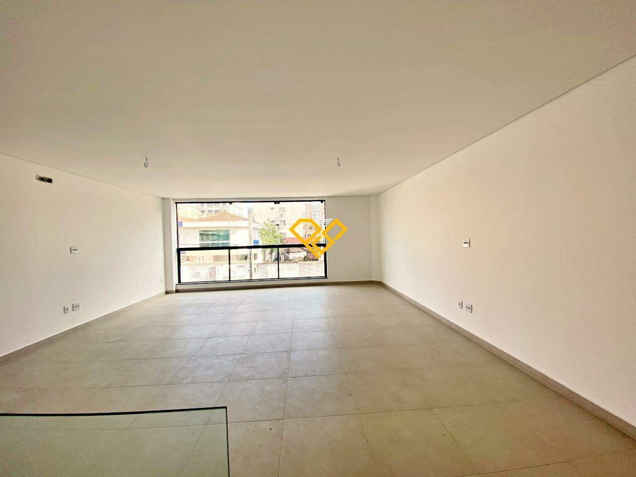 Sobreposta Alta à venda no Embaré: Sala 1° piso
