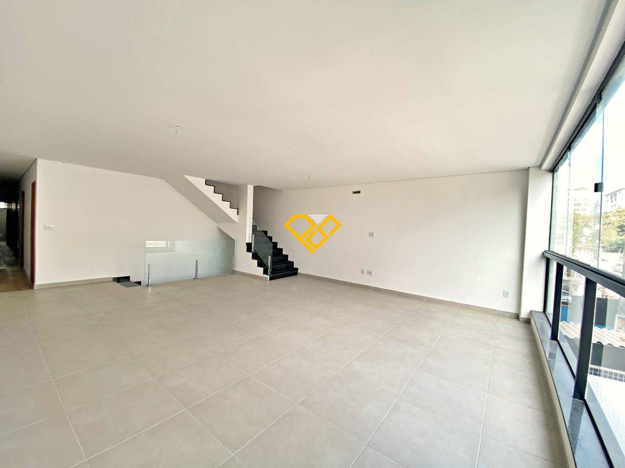 Sobreposta Alta à venda no Embaré: Sala 1° piso