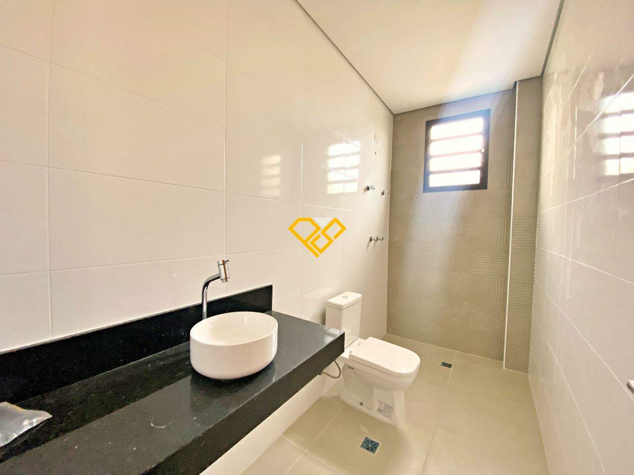 Sobreposta Alta à venda no Embaré: Wc piscina