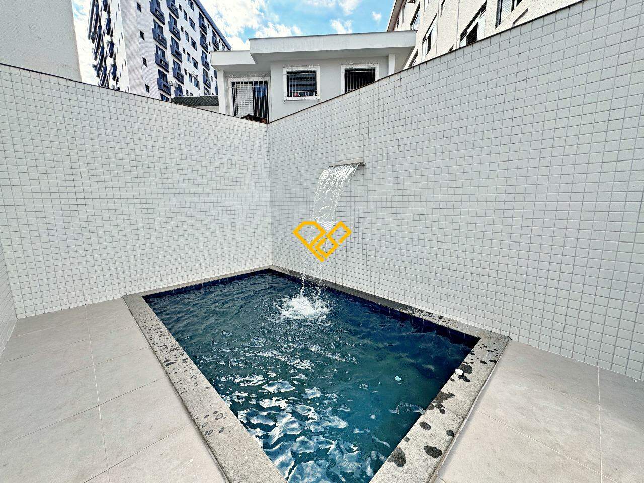 Sobreposta Baixa à venda no Embaré: Piscina