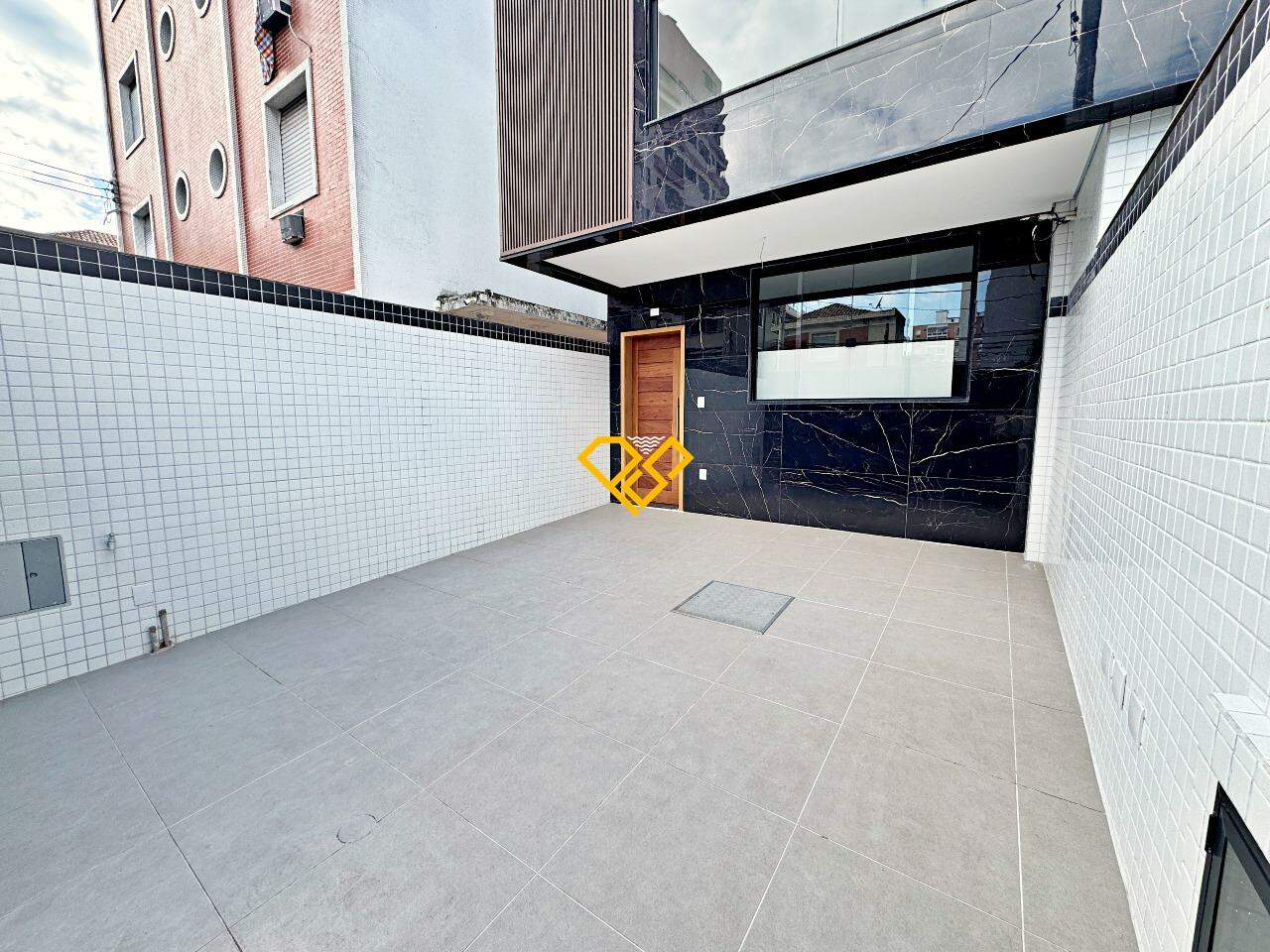 Sobreposta Baixa à venda no Embaré: Garagem