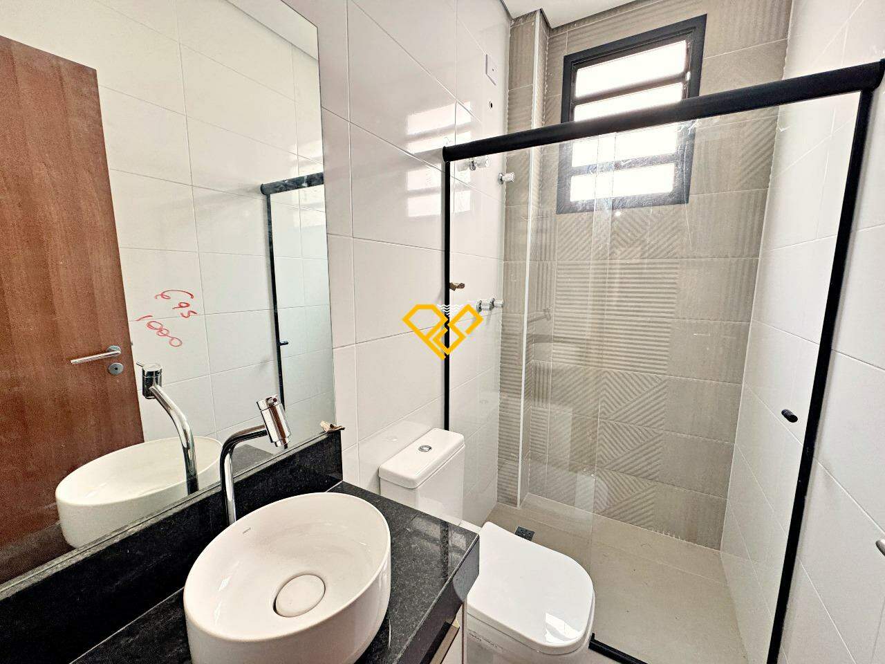 Sobreposta Baixa à venda no Embaré: Wc suíte 3