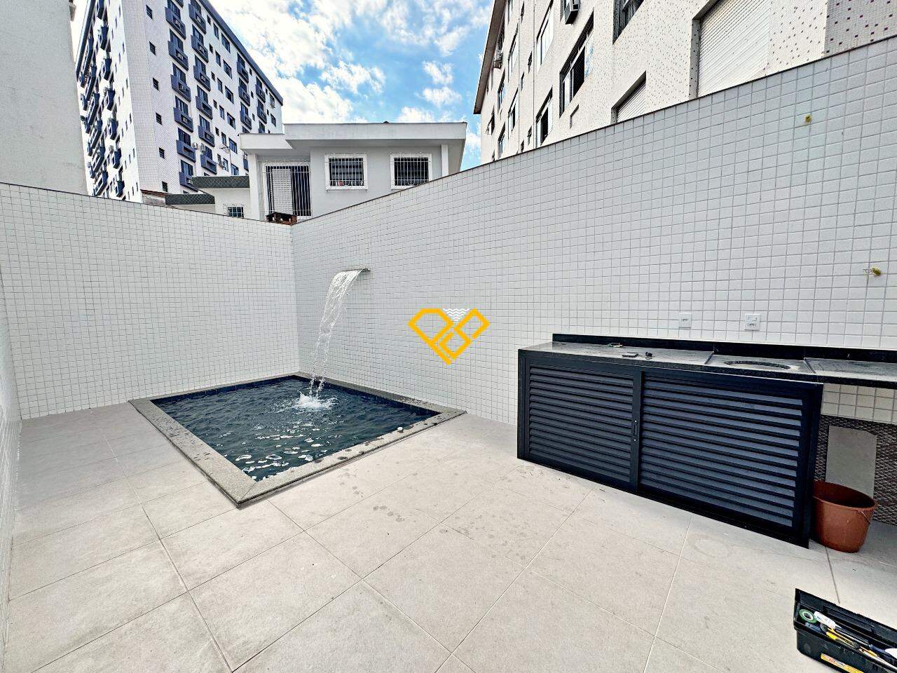 Sobreposta Baixa à venda no Embaré: Piscina