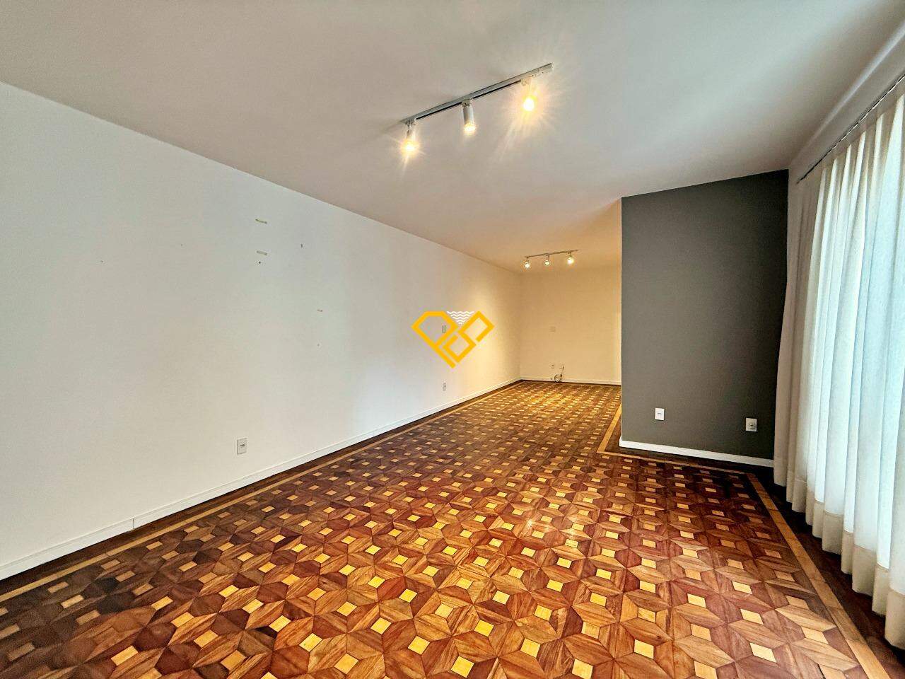 Apartamento à venda no Ponta da Praia: Sala